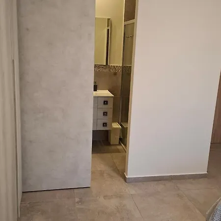 Al 6 Piano Apartment